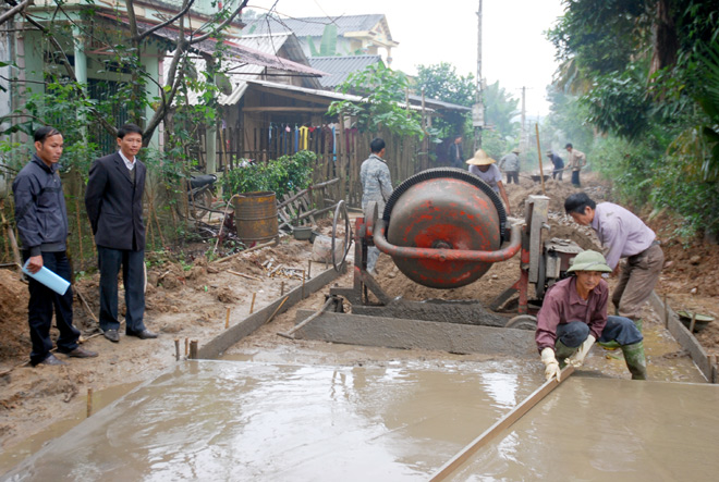Nông dân xã Xuân Ái, huyện Văn Yên tích cực tham gia bê tông hóa đường nông thôn.