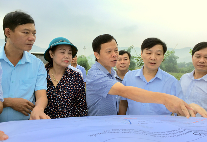 Các đồng chí lãnh đạo huyện Lục Yên xem bản đồ khảo sát  dự án tuyến đường qua các xã.