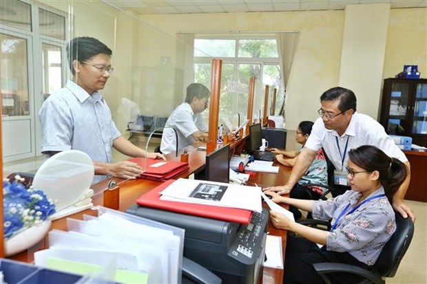 Khách hàng đến giao dịch tại Cục Thuế tỉnh Quảng Bình.
