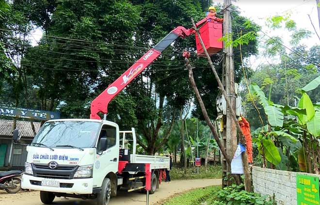 Điện lực Lục Yên lắp đặt hệ thống điện thuộc chương trình “Thắp sáng đường quê” tại xã Khai Trung.