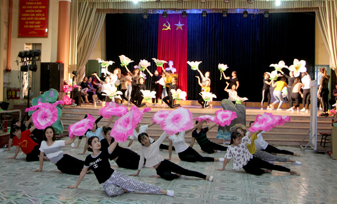 Các diễn viên chuyên và không chuyên của Trung tâm Văn hóa- Nghệ thuật tỉnh và huyện Yên Bình luyện tập cho chương trình nghệ thuật “Tinh hoa từ nguồn cội”.