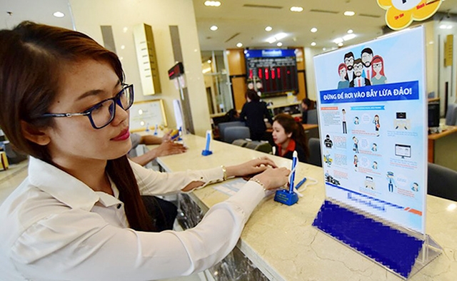 Bảng thông tin cảnh báo các thủ đoạn lừa đảo trong lĩnh vực tài chính, ngân hàng tại một ngân hàng ở TP Hồ Chí Minh.