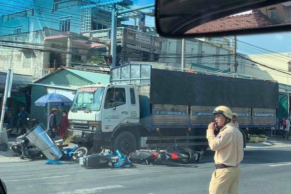 Hiện trường xe tải đâm vào hàng loạt xe máy đang dừng đèn đỏ ở ngã ba Cây Tài, Ql 1, huyện Thủ Thừa, tỉnh Long An