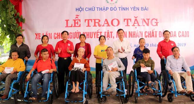 Đồng chí Dương Văn Tiến - Phó Chủ tịch UBND tỉnh và lãnh đạo các sở, ban ngành trao xe lăn cho người khuyết tật, nạn nhân chất độc da cam.