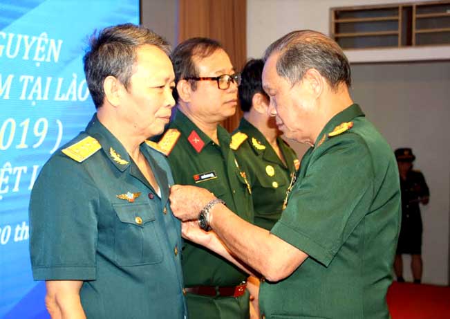 Đồng chí Nông Phương Nam – Trưởng Ban liên lạc Sư đoàn 316 Yên Bái trao Kỷ niệm chương cho các đại biểu về dự buổi gặp mặt.