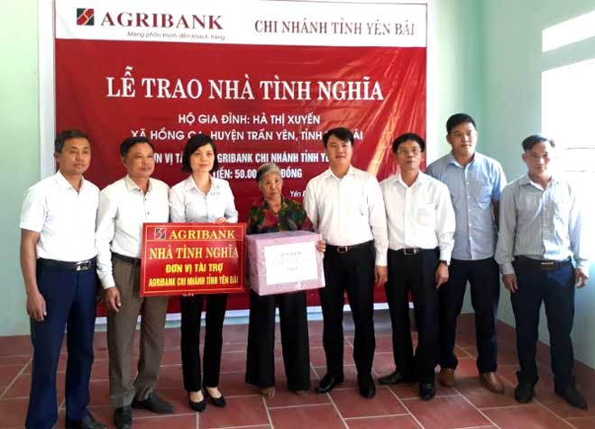 Lãnh đạo Agribank Yên Bái trao nhà và quà cho bà Hà Thị Xuyến.
