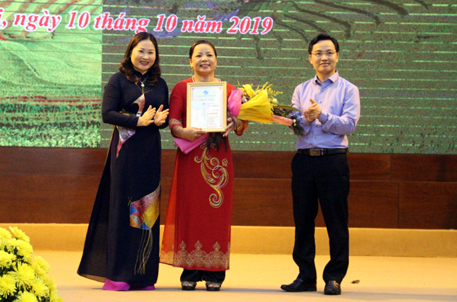 Đồng chí Vũ Thị Hiền Hạnh - Chủ tịch Hội Liên hiệp Phụ nữ tỉnh và lãnh đạo Bệnh viện Đa khoa Hữu nghị 103 trao giải A cho chị Nguyễn Thị Phương với ý tưởng 
