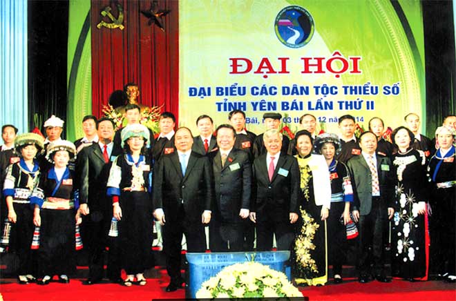Các đồng chí lãnh đạo Đảng, Nhà nước, Ủy ban Dân tộc và lãnh đạo tỉnh với các đại biểu dự Đại hội Đại biểu các dân tộc thiểu số tỉnh Yên Bái lần thứ II.