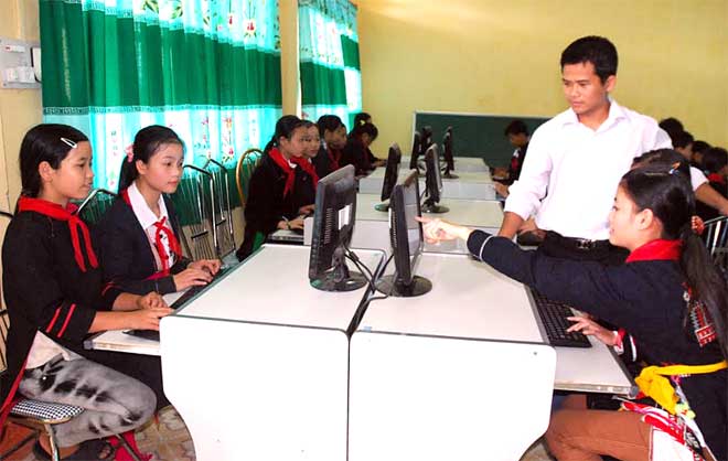 Giờ học thực hành môn Tin học của học sinh Trường Phổ thông Dân tộc nội trú Trung học cơ sở huyện Trấn Yên.