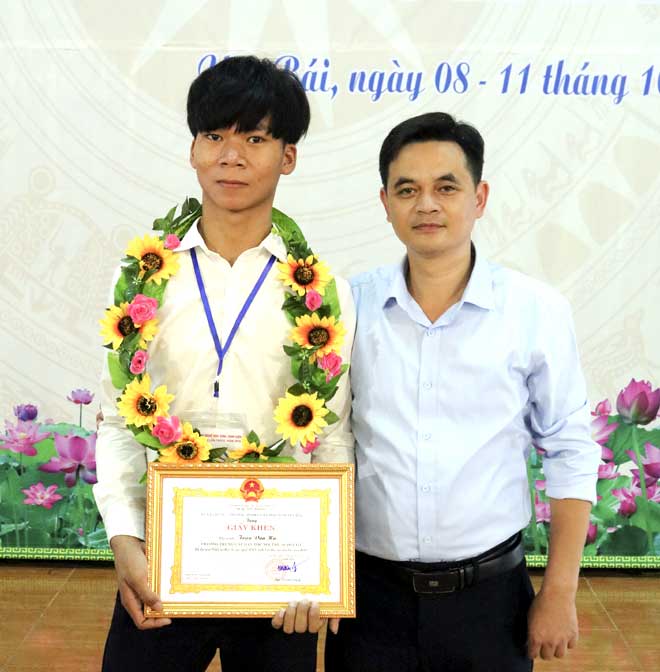 Em Triệu Văn Hà (bên trái) cùng thầy Phạm Minh Thuận tại Hội thi 
