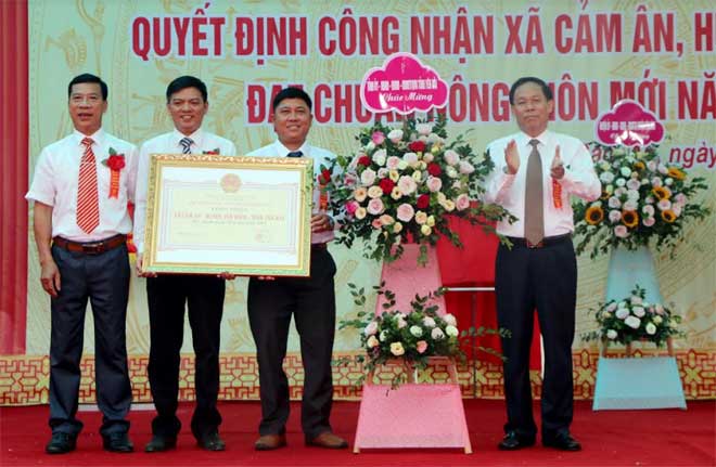 Phó Chủ tịch UBND tỉnh Nguyễn Văn Khánh trao bằng công nhận đạt chuẩn xã nông thôn mới cho Đảng bộ, chính quyền và nhân dân xã Cảm Ân.