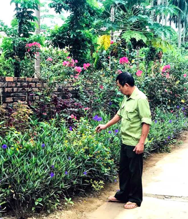 Cựu chiến binh xã Tuy Lộc (thành phố Yên Bái) tích cực trồng và chăm sóc hoa hai bên đường trên những tuyến đường tự quản đảm bảo “sáng - xanh - sạch - đẹp”.
