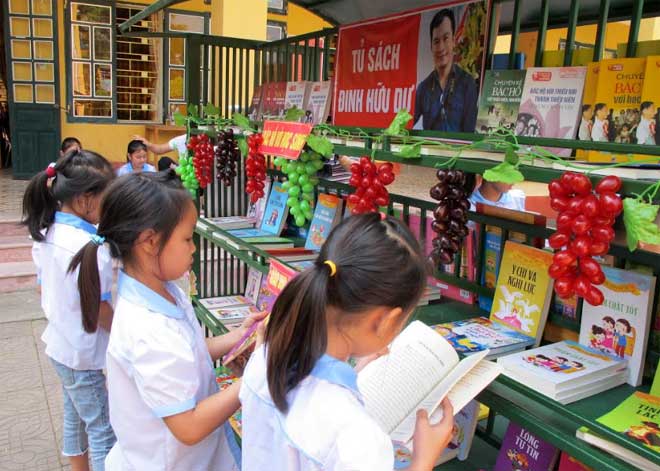 Tủ sách Đinh Hữu Dư tại Trường Tiểu học Kim Đồng, thị xã Nghĩa Lộ thu hút nhiều học sinh tìm đọc.