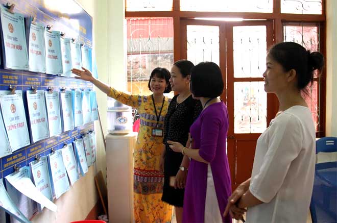 Cán bộ Bộ phận Phục vụ hành chính công phường Đồng Tâm, thành phố Yên Bái hướng dẫn người dân quy trình giải quyết thủ tục hành chính.