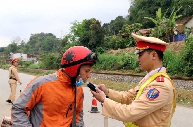 Cảnh sát giao thông huyện Văn Yên kiểm tra nồng độ cồn người điều khiển phương tiện lưu thông trên tuyến Yên Bái - Khe Sang.