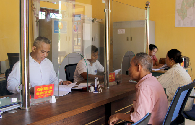 Người dân xã Hòa Cuông, huyện Trấn Yên làm thủ tục hành chính tại Bộ phận Phục vụ hành chính công của xã.