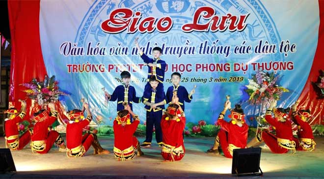 Tiết mục văn nghệ trong chương trình Giao lưu Văn hóa văn nghệ truyền thống các dân tộc ở Trường Phổ thông dân tộc bán trú Tiểu học Phong Dụ Thượng.