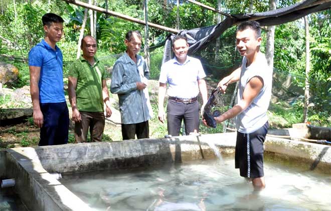 Lãnh đạo xã Việt Hồng thăm mô hình trang trại của người dân thôn Bản Nả.