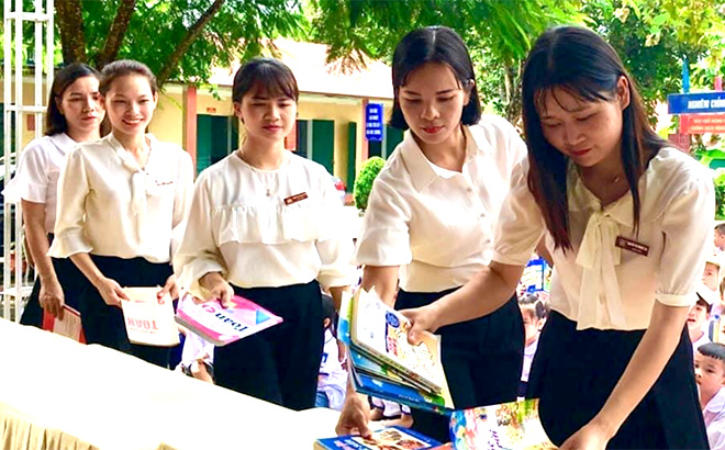 Giáo viên Trường Tiểu học và THCS Văn Phú, thành phố Yên Bái đóng góp sách trong Lễ phát động phong trào “Góp một cuốn sách để đọc ngàn cuốn”.