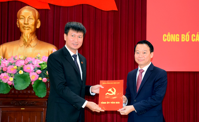 Bí thư Tỉnh ủy, Chủ tịch UBND tỉnh Đỗ Đức Duy trao quyết định và chúc mừng đồng chí Trần Huy Tuấn.