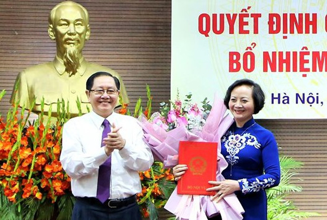 Bộ trưởng Bộ Nội vụ Lê Vĩnh Tân trao quyết định và chúc mừng tân Thứ trưởng Phạm Thị Thanh Trà.