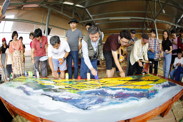 Các họa sĩ cùng nhau vẽ bức tranh ký họa khổ lớn về thung lũng Khau Phạ
