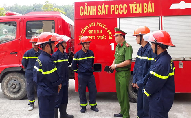 Lực lượng cảnh sát phòng cháy, chữa cháy và cứu nạn, cứu hộ Công an tỉnh triển khai nhiệm vụ.