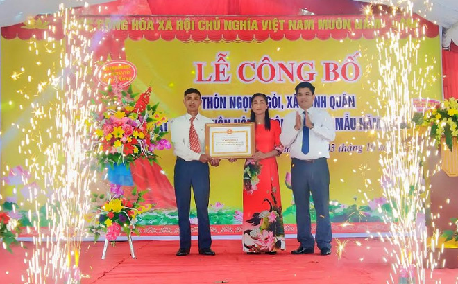 Ông Nguyễn Đức Mầu - Phó chủ tịch UBND huyện Trấn Yên trao bằng công nhận NTM cho thôn Ngọn Ngòi, xã Minh Quân.