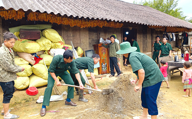 Ra quân giúp hộ nghèo xóa nhà tạm, nhà dột nát tại bản Páo Khắt, xã Nậm Có, huyện Mù Cang Chải.