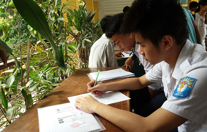 Thí sinh làm hồ sơ xét tuyển vào Đại học Bách khoa Hà Nội.