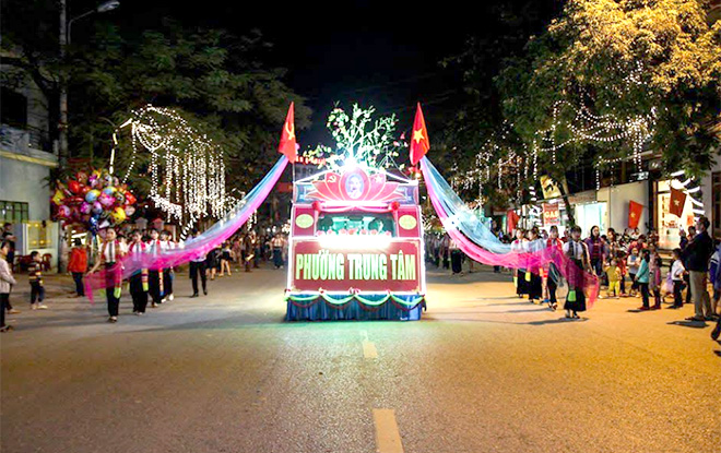 Diễu diễn đường phố là sản phẩm du lịch ấn tượng của thị xã Nghĩa Lộ.