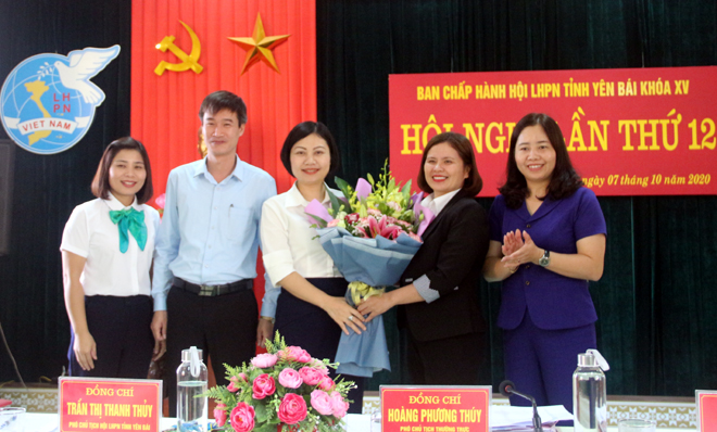 Đồng chí Hoàng Mạnh Hà - Phó Trưởng Ban tổ chức Tỉnh uỷ và Ban Thường vụ Hội LHPN tỉnh tặng hoa chúc mừng tân Chủ tịch Hội LHPN tỉnh, khóa XV, nhiệm kỳ 2016 - 2021.