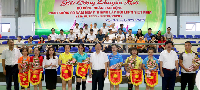 Ban Giám đốc và Ban Nữ công Công ty Điện lực Yên Bái tặng hoa cho các đơn vị tham dự Giải bóng chuyền hơi nữ.