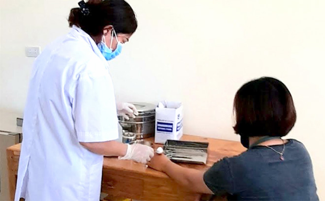 Cải cách hành chính đã góp phần nâng cao chất lượng hoạt động của ngành y tế. Trong ảnh: Cán bộ y tế xã An Phú, huyện Lục Yên khám, chữa bệnh cho người dân.
