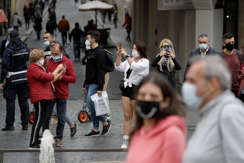 Italia đã thông qua sắc lệnh yêu cầu người dân luôn đeo khẩu trang khi đi ra ngoài trong bối cảnh các ca mắc Covid-19 tăng trở lại.