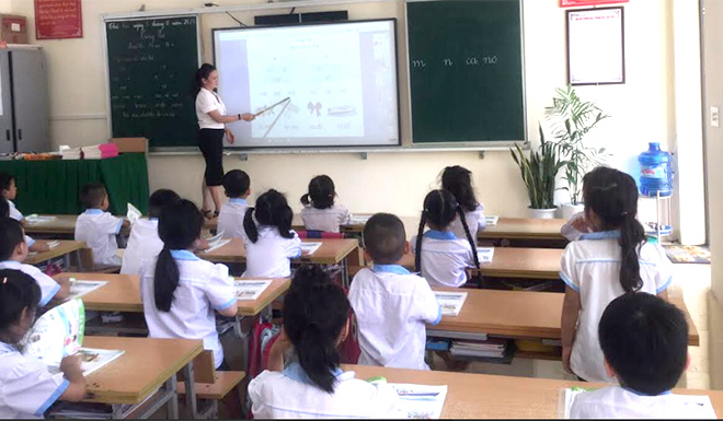 Phòng học của học sinh lớp 1, Trường Tiểu học Kim Đồng, thị xã Nghĩa Lộ được đầu tư các trang thiết bị dạy học hiện đại.