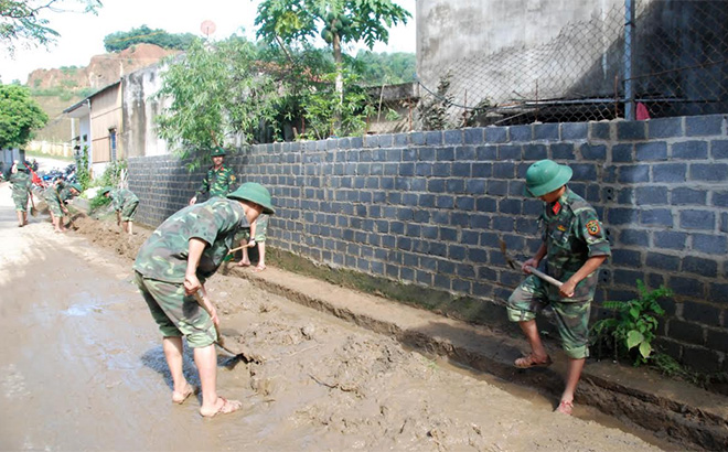 Cán bộ, chiến sĩ lực lượng vũ trang tỉnh giúp dân khắc phục hậu quả bão lũ tại huyện Văn Chấn.