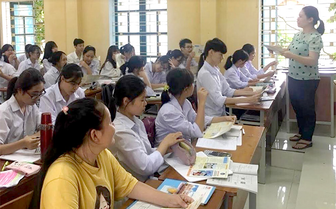 Giáo viên chủ nhiệm lớp 11A5, Trường THPT Chu Văn An tuyên truyền về bảo hiểm y tế học sinh.