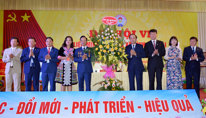 Các đồng chí lãnh đạo Tỉnh ủy, UBND tỉnh tặng hoa chúc mừng Đại hội.