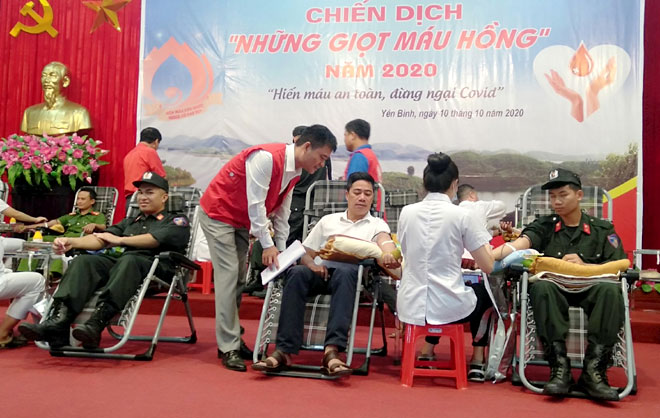 Tuổi trẻ Công an huyện Yên Bình và đoàn viên thanh niên tham gia hiến máu tại Chiến dịch