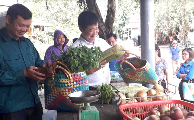 Người dân Lục Yên đang dần thay thế thói quen sử dụng túi ni-lon bằng những vật dụng thân thiện môi trường mỗi khi đi chợ.