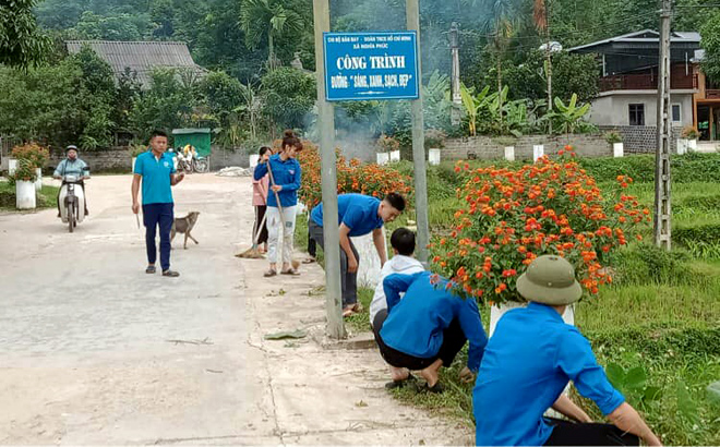 Đoàn viên thanh niên xã Nghĩa Phúc chăm sóc đường hoa.