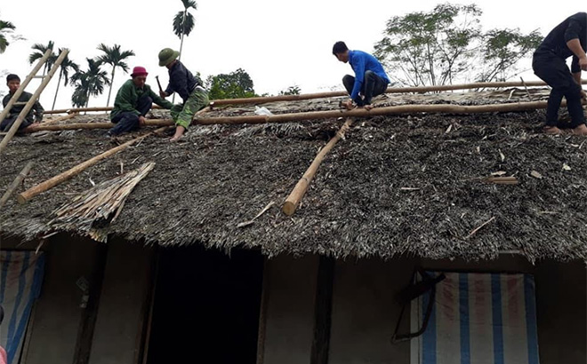 Lực lượng dự bị động viên huyện Trấn Yên tu sửa nhà cho hộ nghèo.