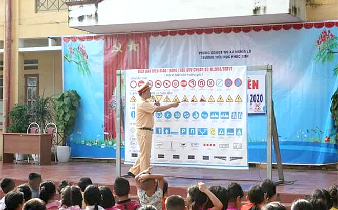 Trường Tiểu học Phúc Sơn, thị xã Nghĩa Lộ phối hợp với Công an thị xã tuyên truyền về an toàn giao thông cho học sinh.