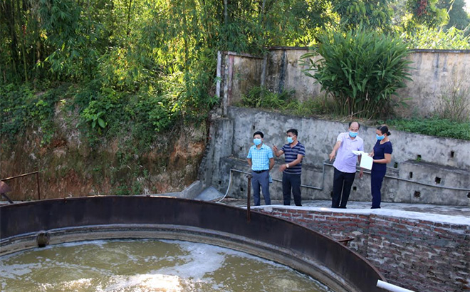 Phòng Tài nguyên và Môi trường huyện Văn Yên phối hợp với UBND xã An Bình kiểm tra hệ thống xử lý nước thải tại Nhà máy giấy An Bình.