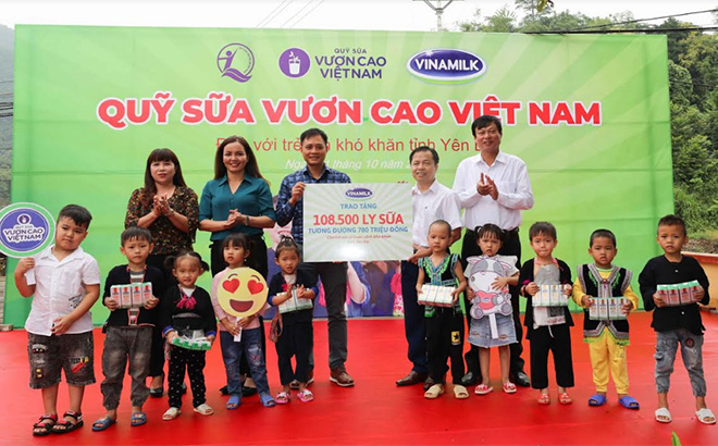 Quỹ sữa vươn cao Việt Nam và Vinamilk trao tặng 108.500 ly sữa, tương đương khoảng 780 triệu đồng cho trẻ em có hoàn cảnh khó khăn tại Yên Bái.