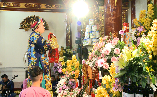 Giá chầu trong tín ngưỡng thờ Mẫu Thượng Ngàn tại Đền Đông Cuông.