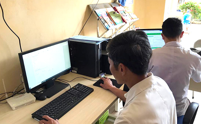 Cán bộ Trạm Y tế xã Báo Đáp ứng dụng công nghệ thông tin trong KCB.