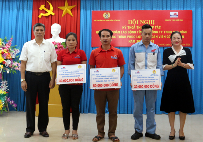 Bà Bùi Thị Sửu (bên phải) - Giám đốc Công ty TNHH Hòa Bình và Công đoàn cơ sở Công ty trao hỗ trợ nhà “Mái ấm nghĩa tình” cho 3 công nhân của doanh nghiệp.