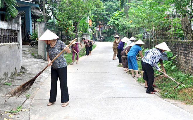 Phụ nữ phường Đồng Tâm, thành phố Yên Bái tự quản vệ sinh môi trường khu dân cư.